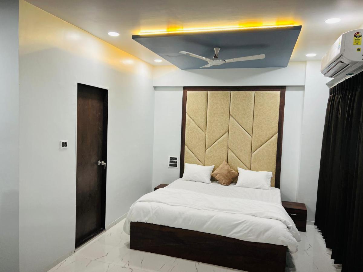 Hotel New City Light Surat Buitenkant foto