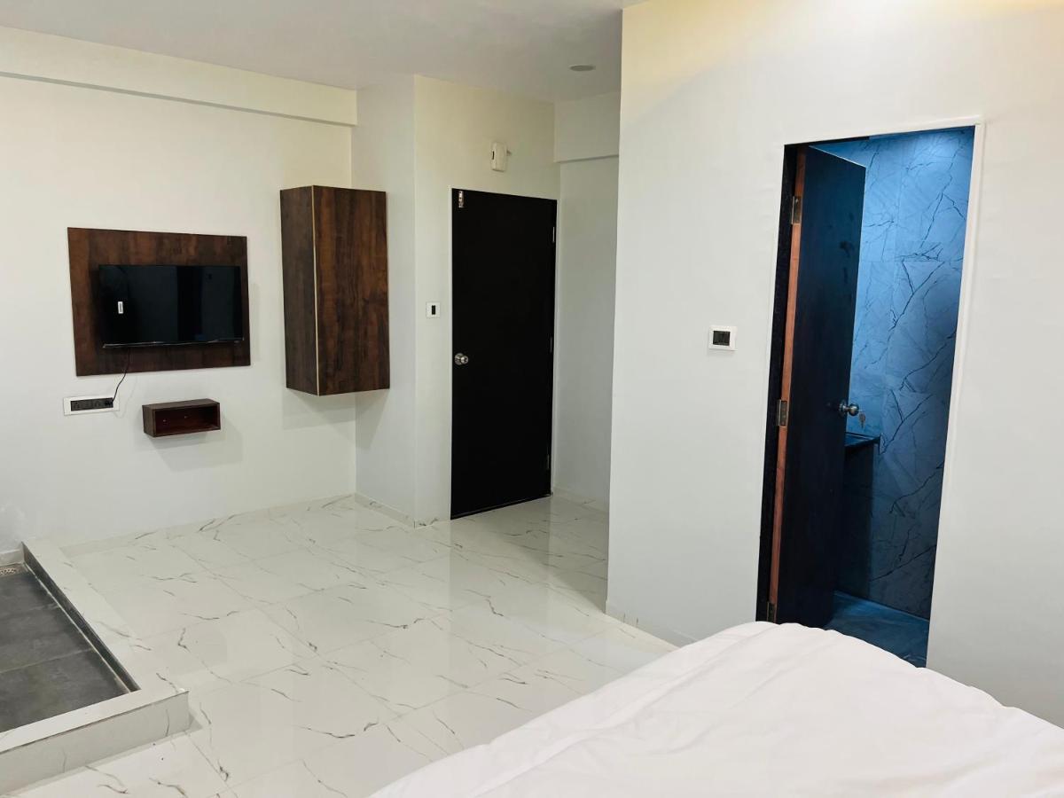 Hotel New City Light Surat Buitenkant foto